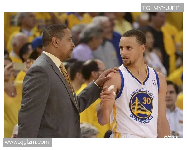 马丁内斯的传奇之路：从默默无闻到足球巨星的蜕变与荣耀